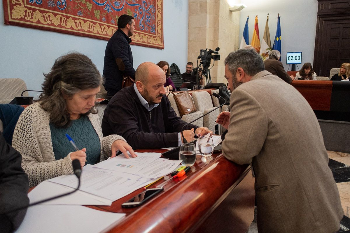 Ruiz-Berdejo, en la bancada del pleno que ocupa Adelante, conversa con el delegado municipal Rubén Pérez, en la última sesión. FOTO: MANU GARCÍA