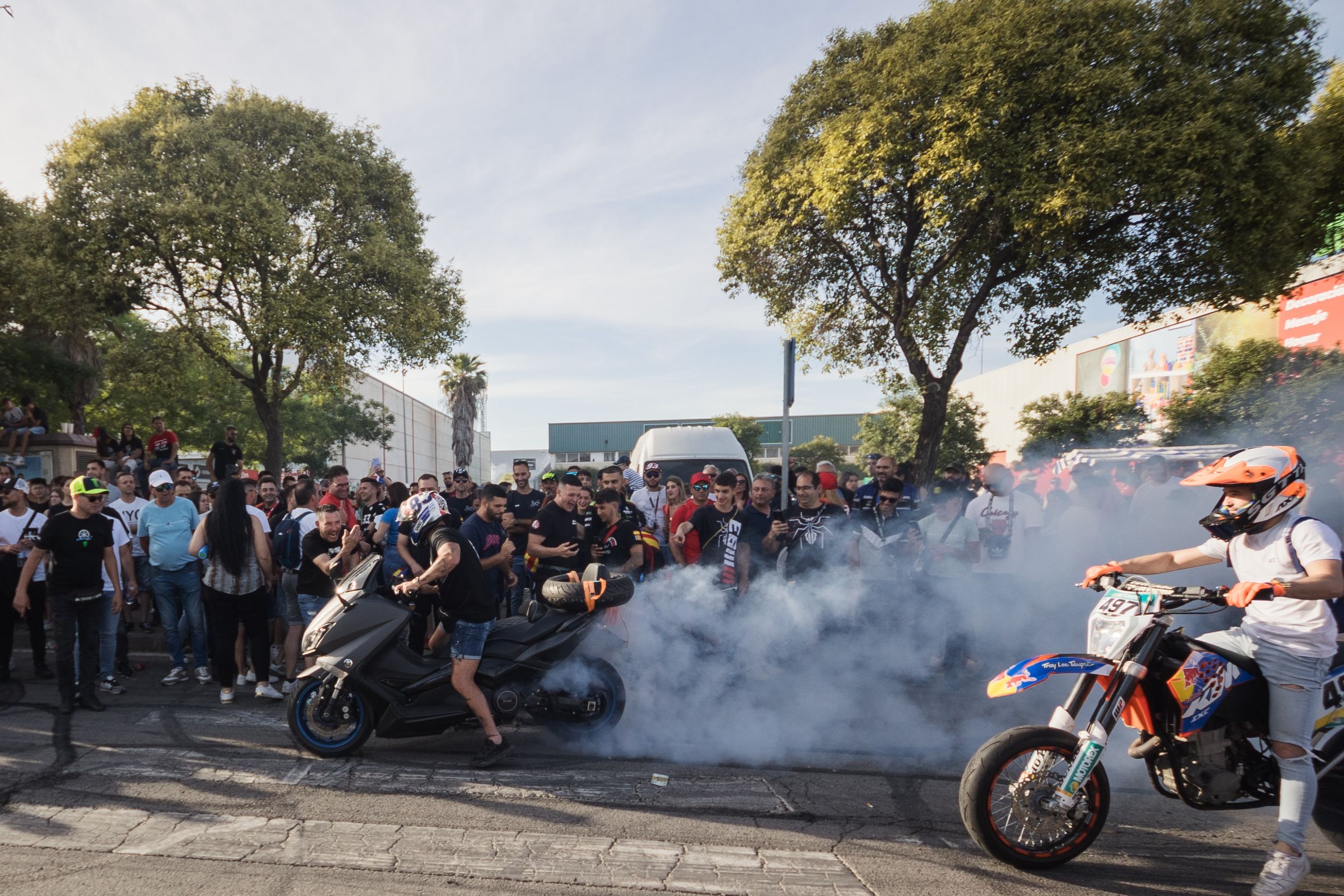 Un motero, quemando rueda este fin de semana en Jerez.