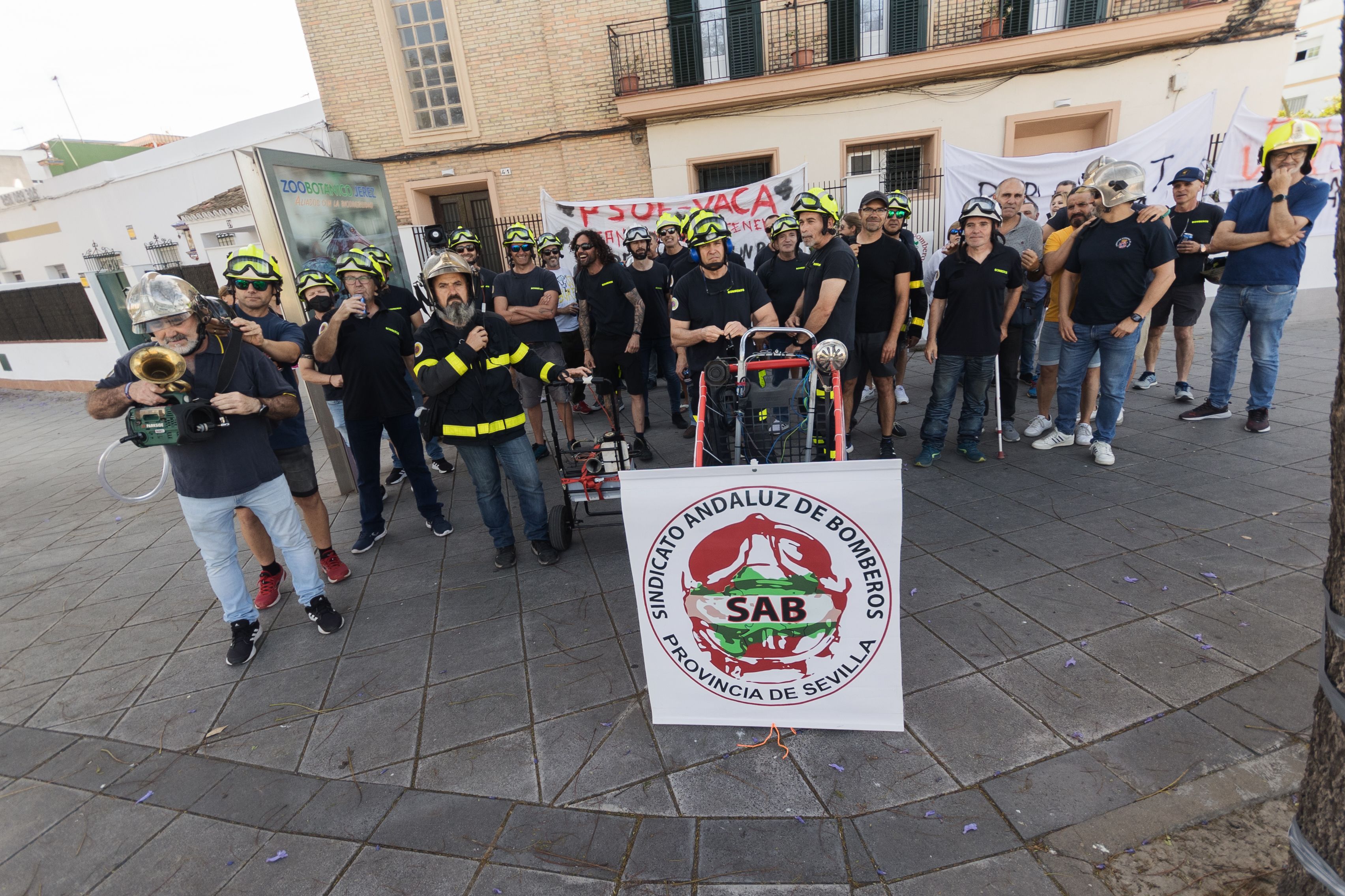 Protesta de los bomberos en el parque de Jerez.