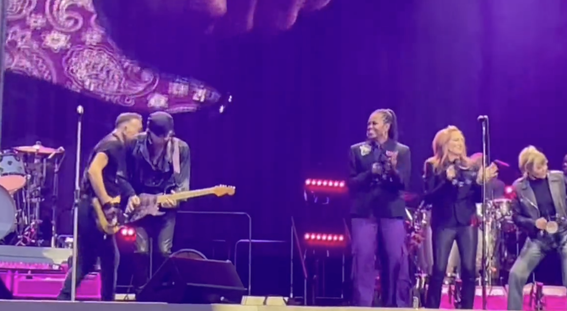 Michelle Obama le hace los coros a Springsteen en Barcelona.