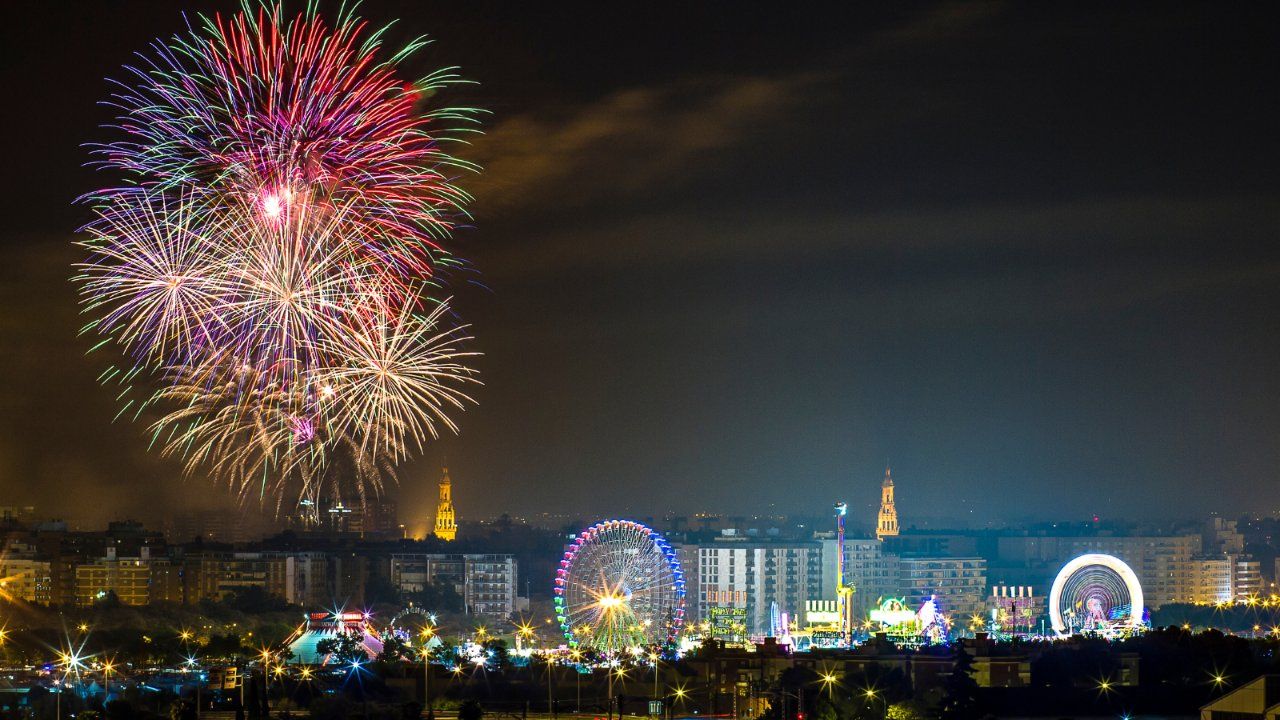 Fuegos artificiales para poner fin a la Feria de Sevilla. Fuegos artificiales para poner fin a la Feria de Sevilla.