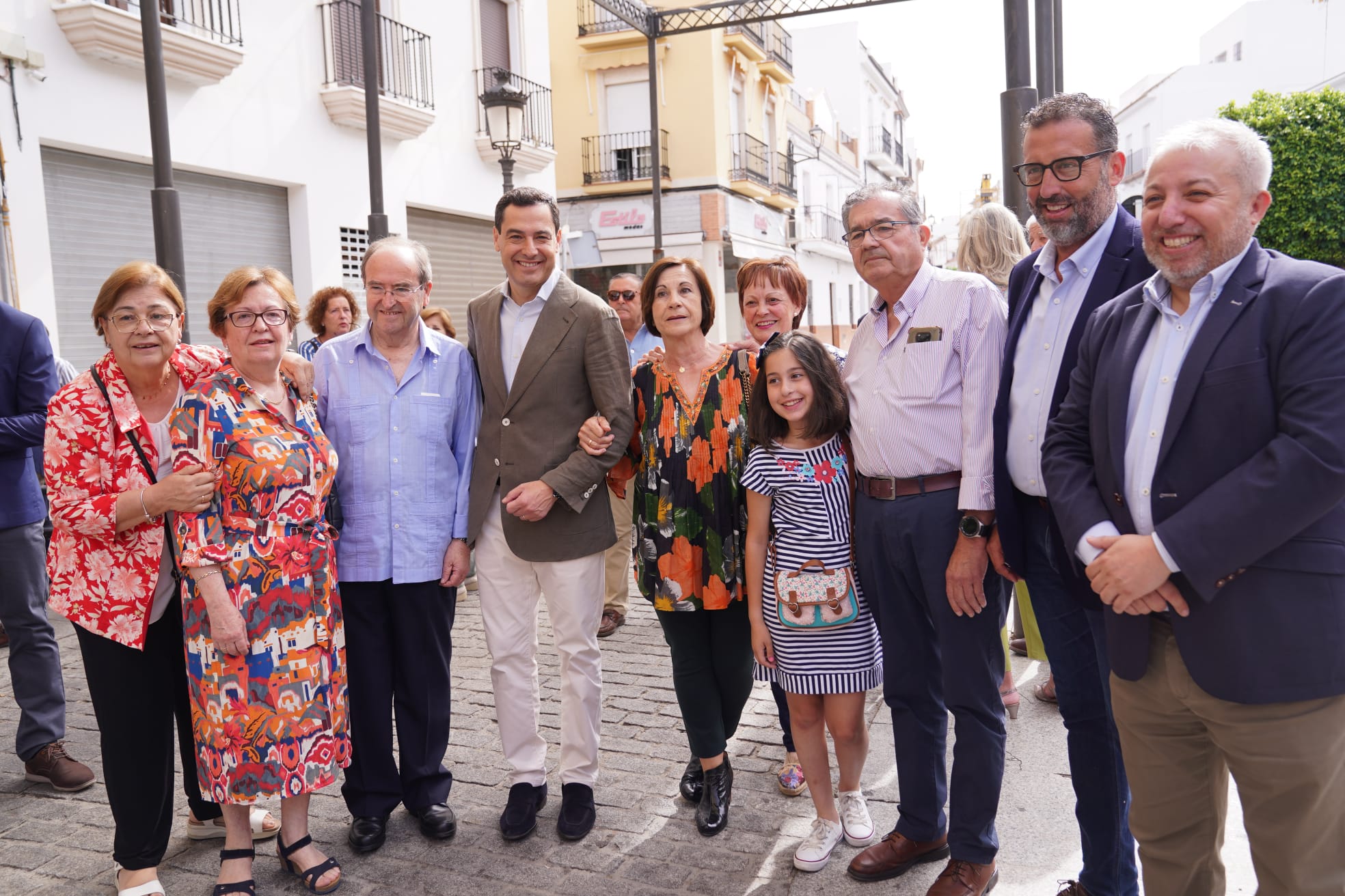 Juanma Moreno, en Arcos, con vecinos de la localidad. Juanma Moreno, en Arcos, con vecinos de la localidad.