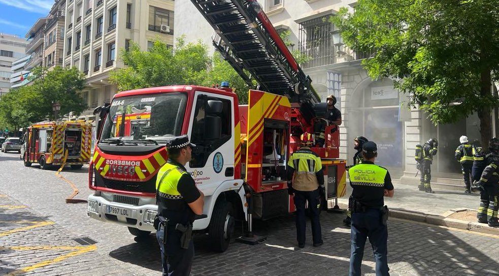 Bomberos actuando en el incendio de la calle Laraña de Sevilla.