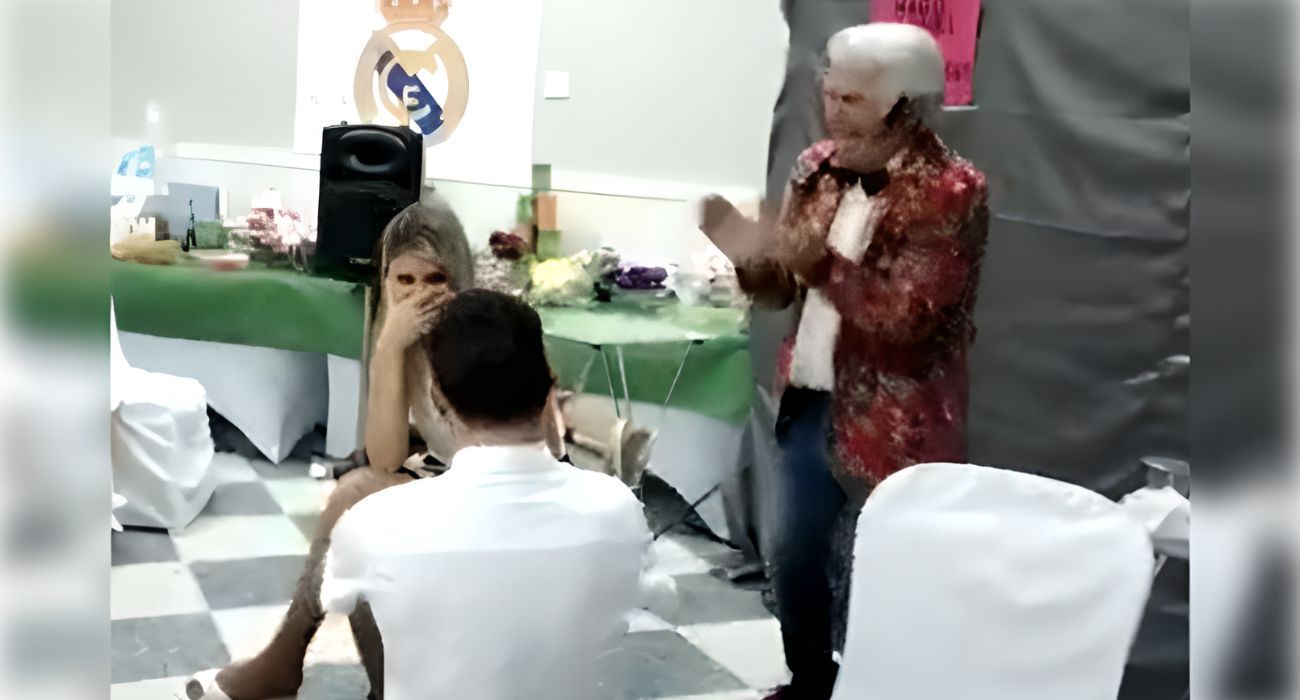 Los novios, junto al mago Peña, que estaba realizando un truco en una Primera Comunión en Jerez.