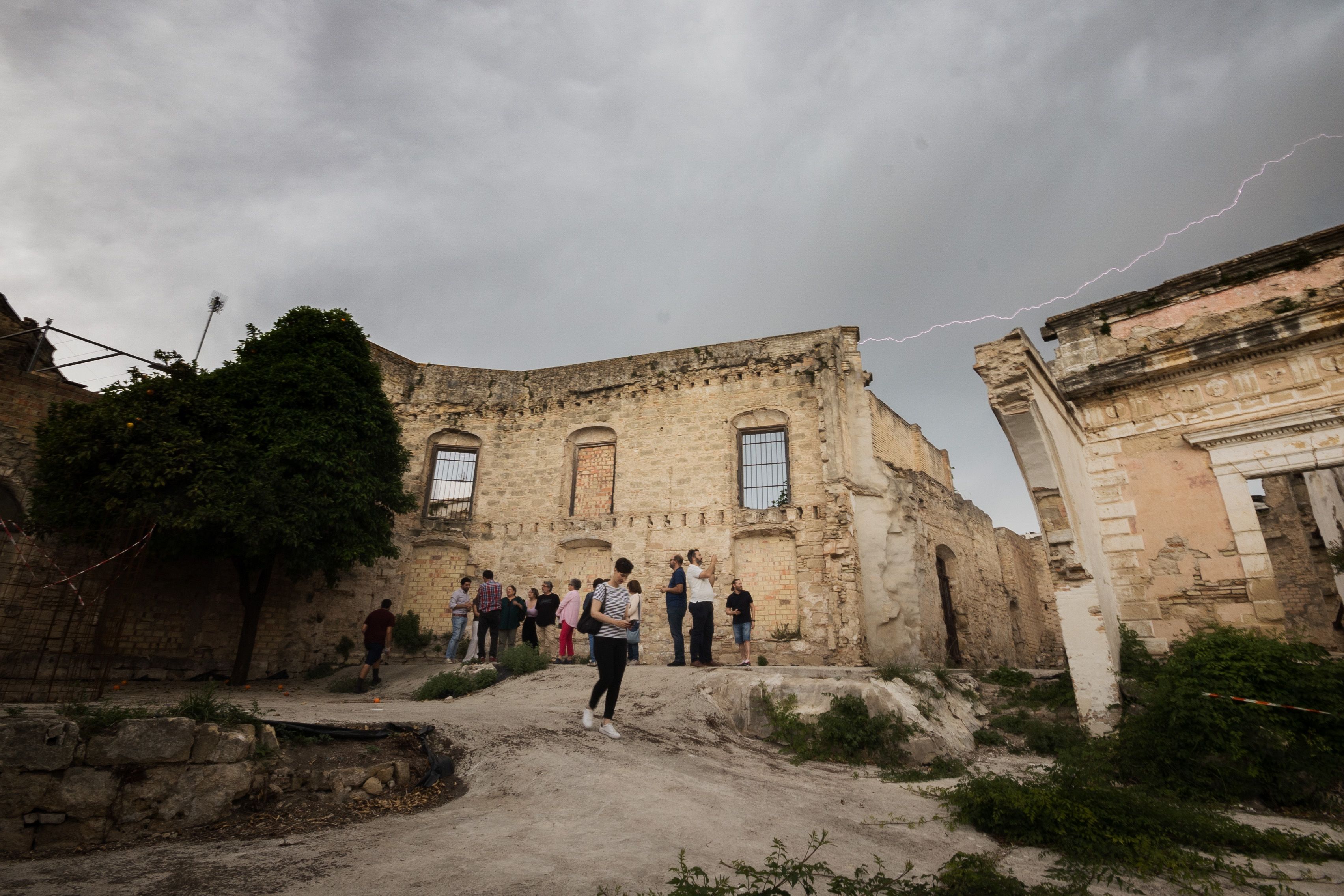 Interior del Palacio Riquelme, en Jerez, en una visita por sus muros abandonados.