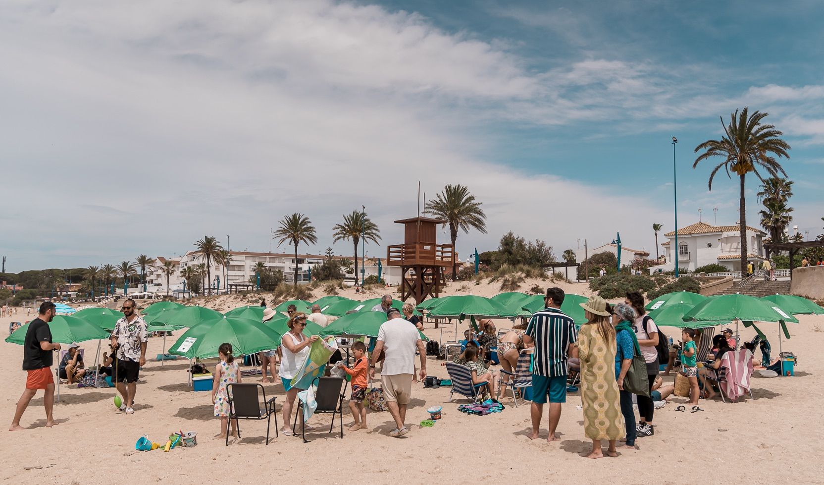 Proponen que los vecinos de Chiclana tengan autobús gratuito hasta sus playas. Convivencia de IU, este pasado domingo, en La Barrosa.