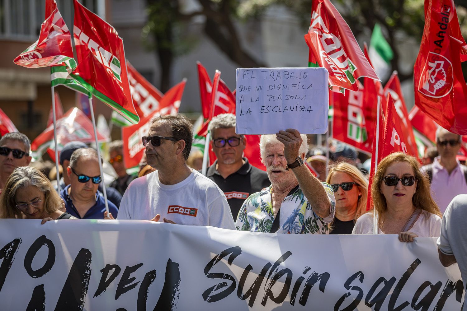 El paro ya no importa en el Día del Trabajo. Un hombre porta un cartel durante la manifestación del Primero de Mayo en Cádiz, Andalucía.
