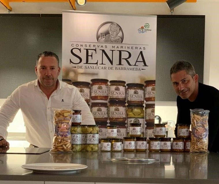 Fran Senra junto a su socio, Adolfo Duran, muestra orgulloso sus productos.