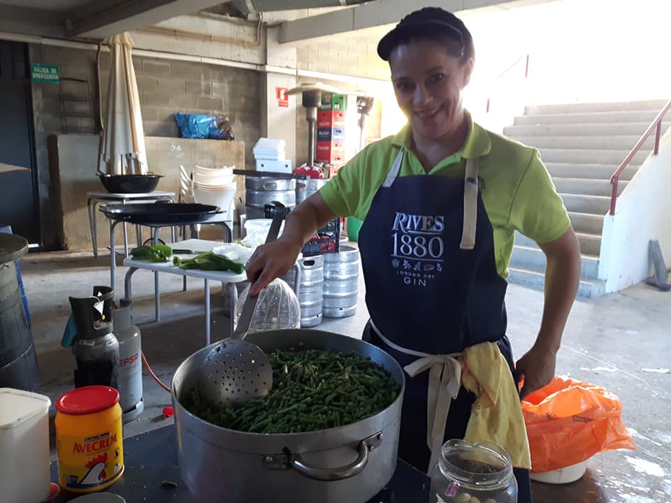Una cocinera, preparando la Olla de San Isidro en Los Barrios en la edición de 2018.