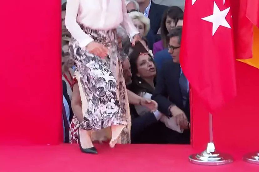 Momento en el que impiden subir a Félix Bolaños. Momento en el que impiden subir a Félix Bolaños.