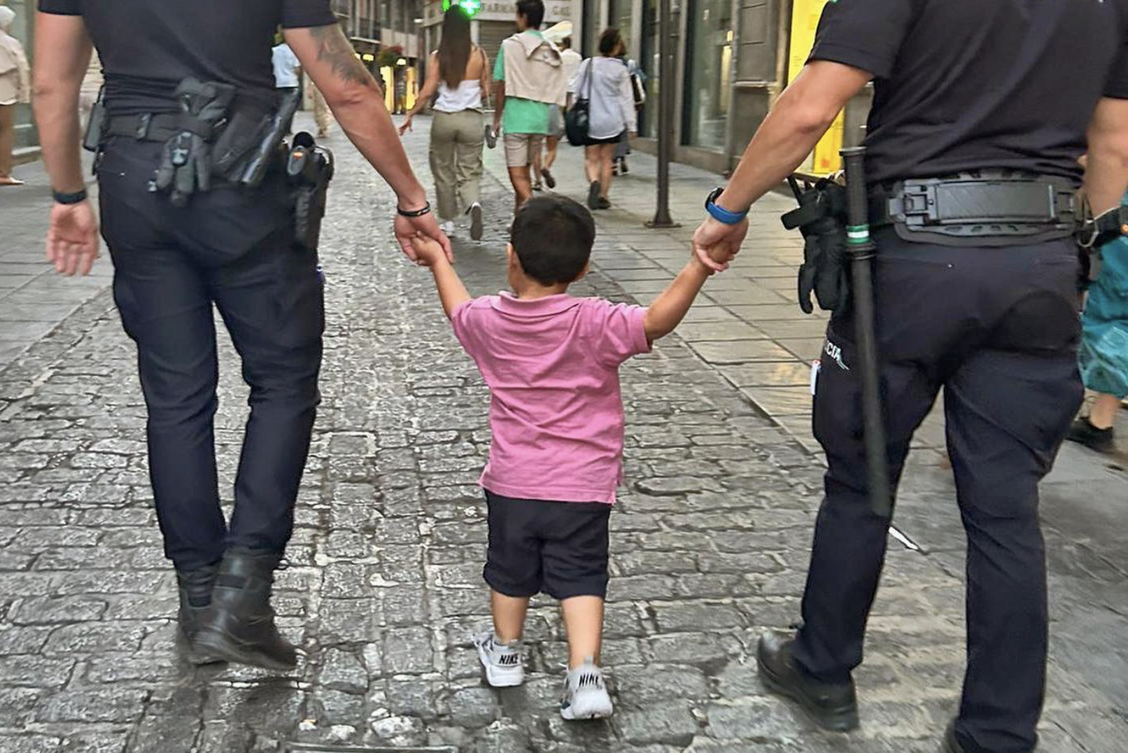 Un menor perdido en la zona de Puerta Real en Granada. 