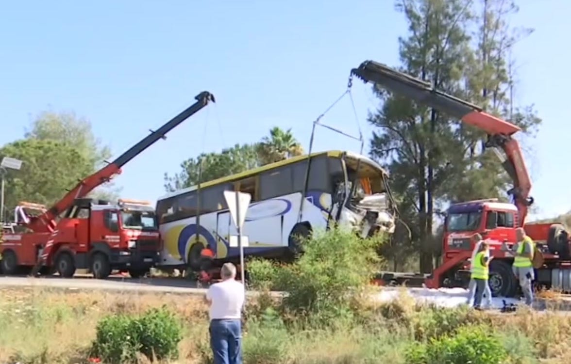 El autobús de las temporeras, rescatado tras el accidente.