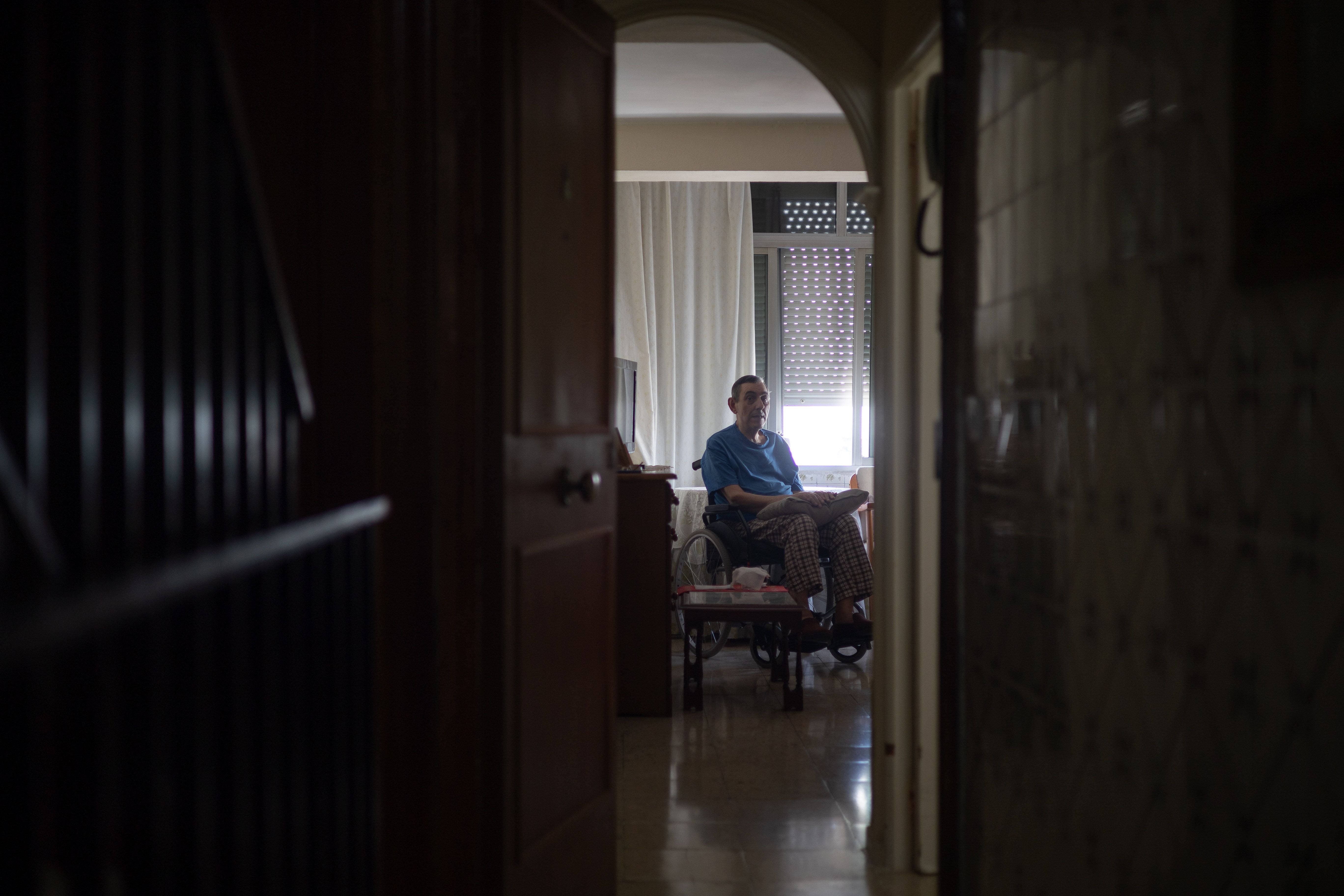 Juan, en su silla de ruedas ,encerrado en su casa de San Telmo, en Jerez.