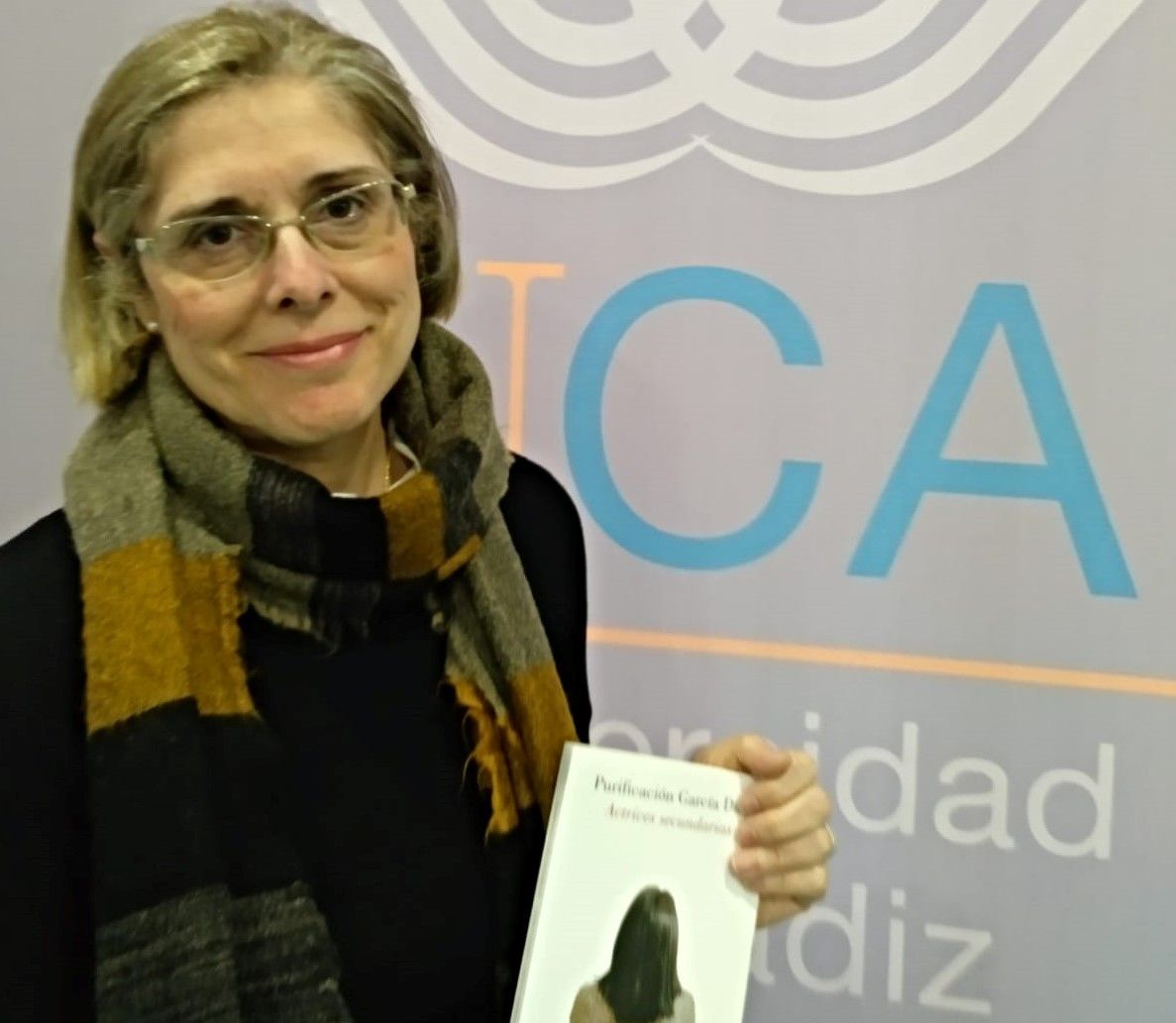 La escritora Purificación García con su libro 'Actrices secundarias' en una foto de archivo.