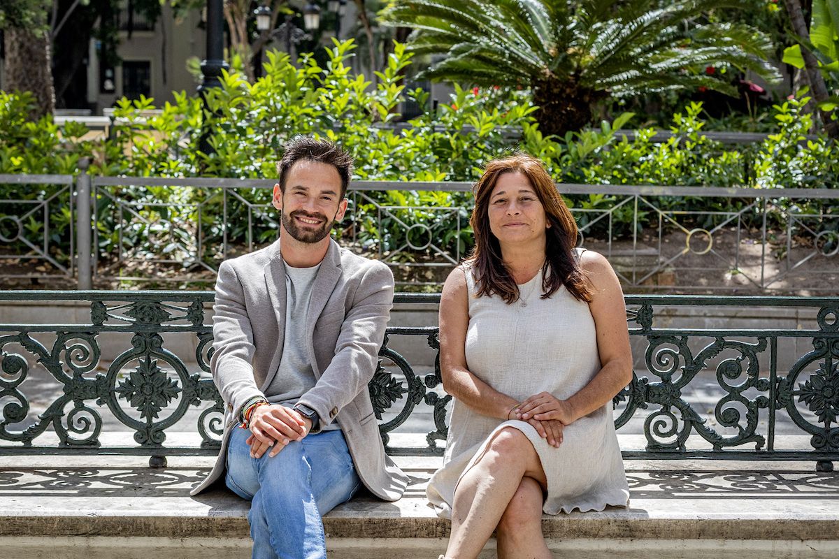David de la Cruz y Helena Fernández, números uno y dos de Adelante Izquierda Gaditana, durante la campaña electoral.   GERMÁN MESA