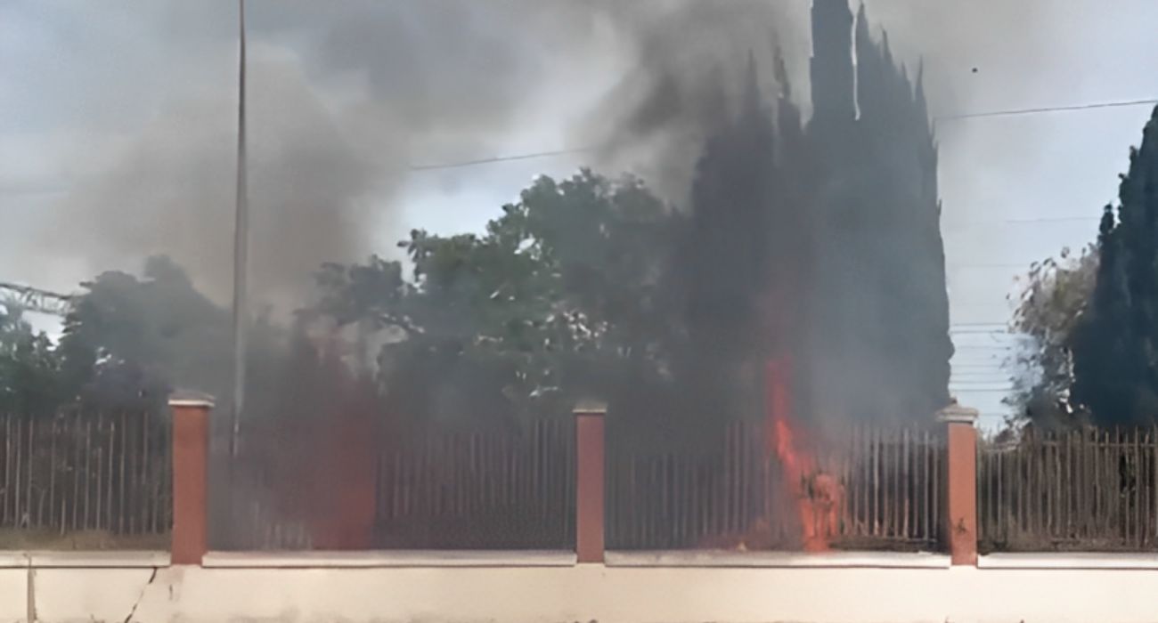 Incendio en El Puerto cerca de la estación de Renfe.