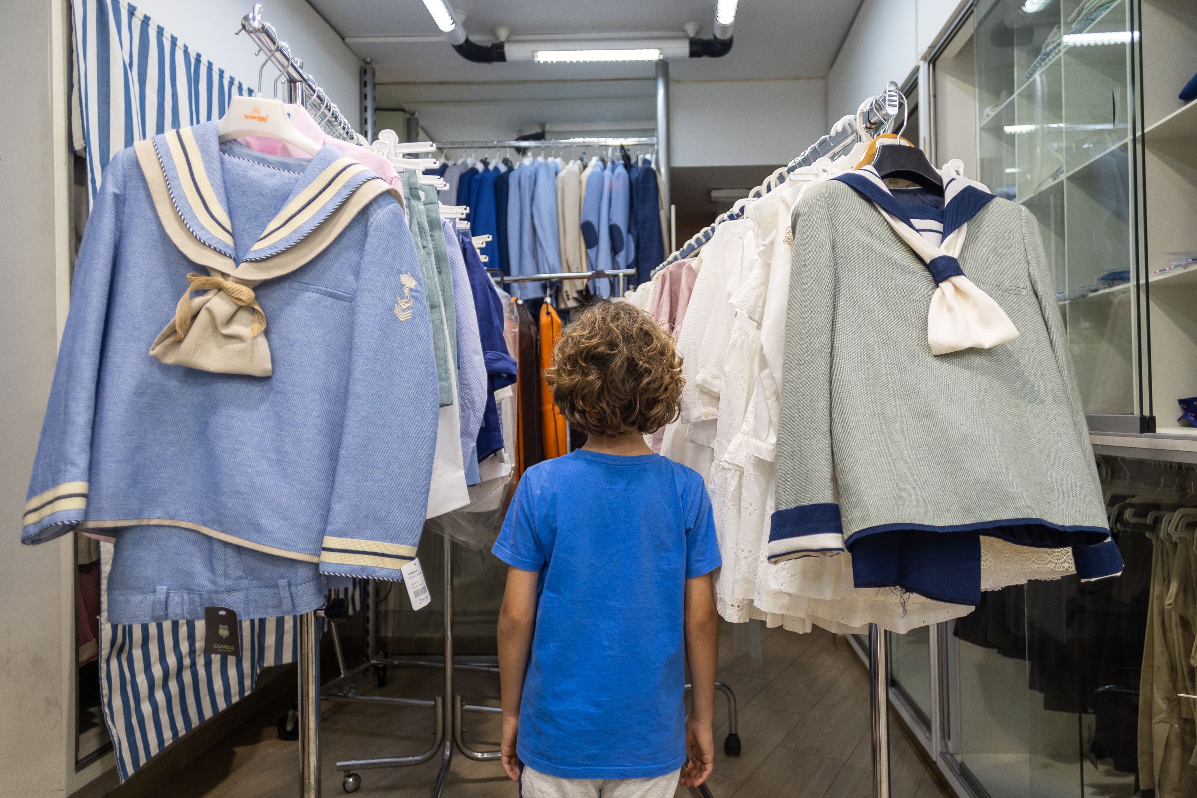 El pequeño Telmo, entre trajes de comunión.