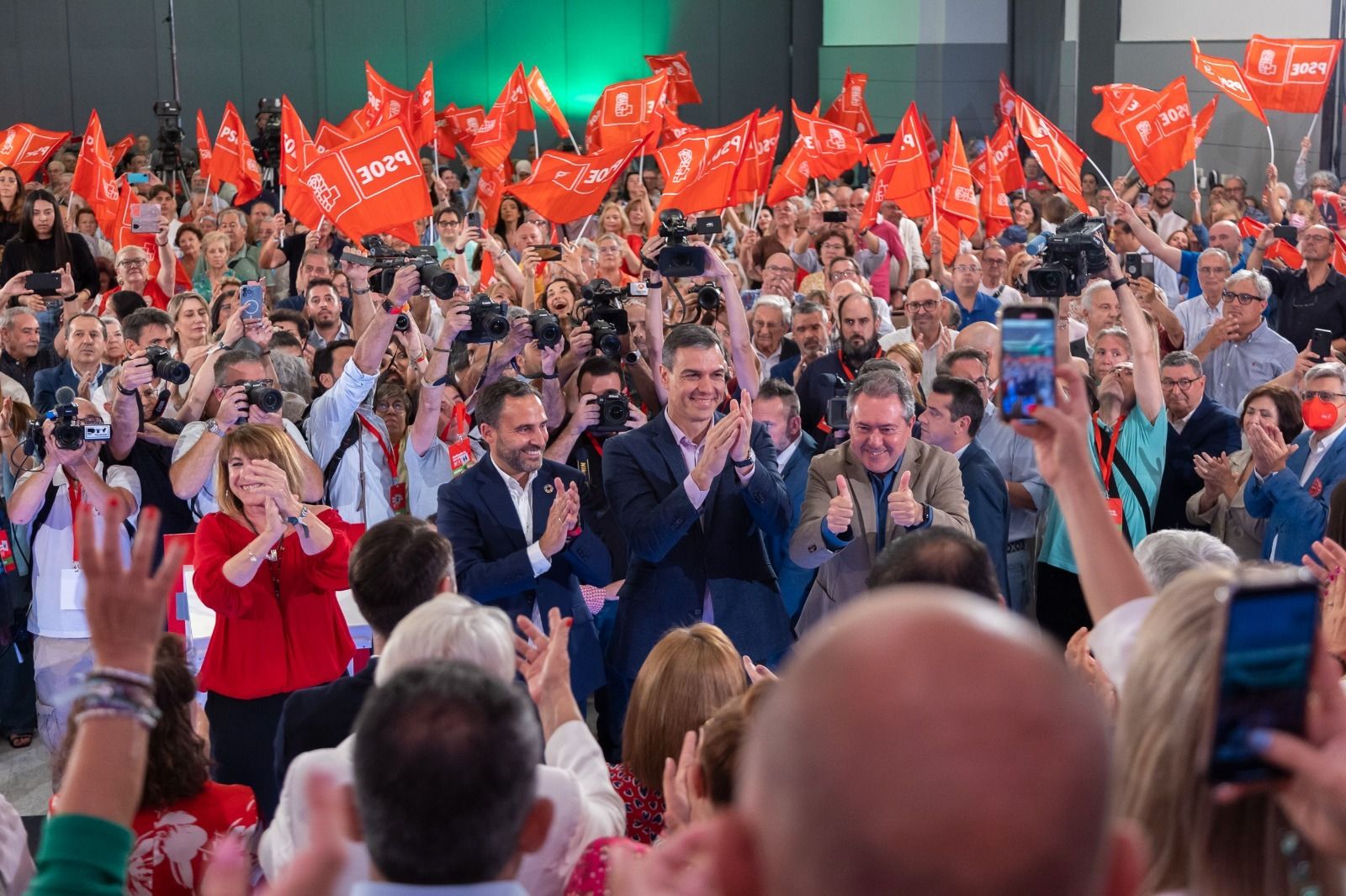 Pedro Sánchez, junto a Daniel Pérez, candidato del PSOE a la Alcadía de Málaga, y Juan Espadas.