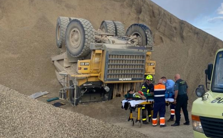 Imagen de archivo de un tractor volcado en un accidente.