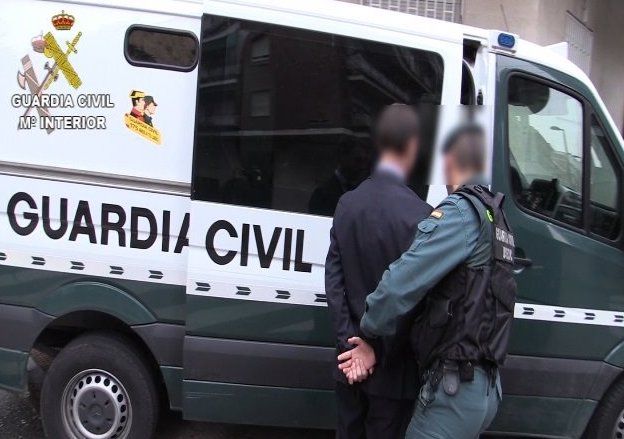 La Guardia Civil arresta a uno de los supuestos culpables de la estafa.