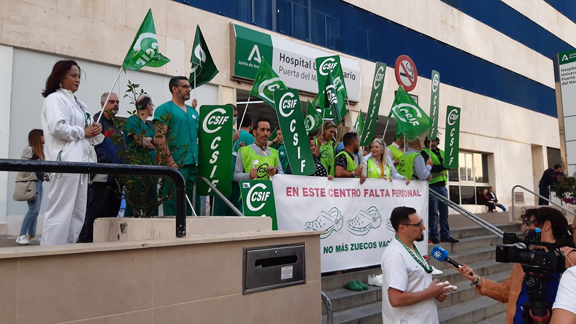 Una protesta en el Hospital Puerta del Mar de Cádiz, convocada por CSIF, en una imagen de archivo.
