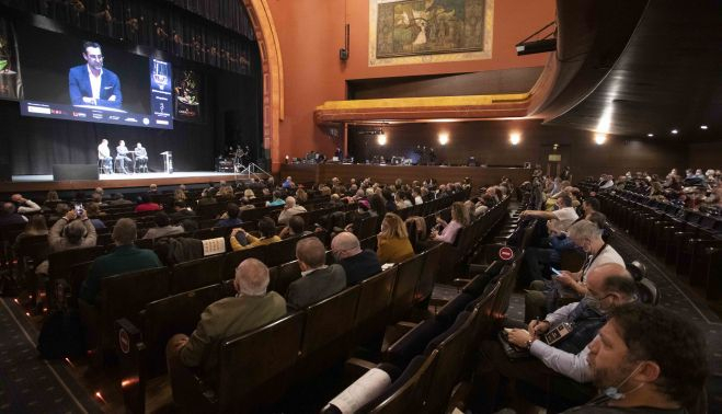 Expertos y amantes del jerez asistiendo a la competición de maridaje. 