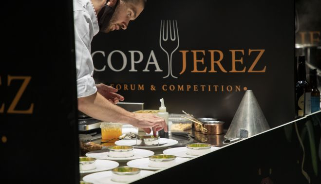 Uno de los concursantes preparando sus propuestas. 