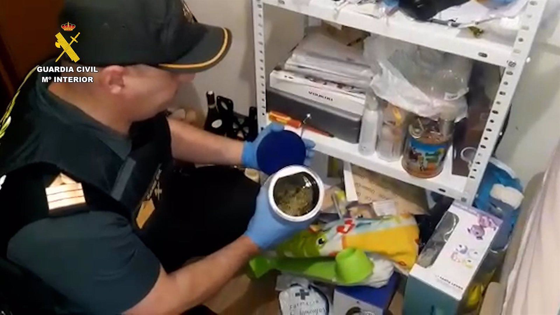 Un padre y un hijo, con 'narco-casas' en Zahara de la Sierra. En la imagen, intervención de la Guardia Civil en la localidad de la Sierra de Cádiz.