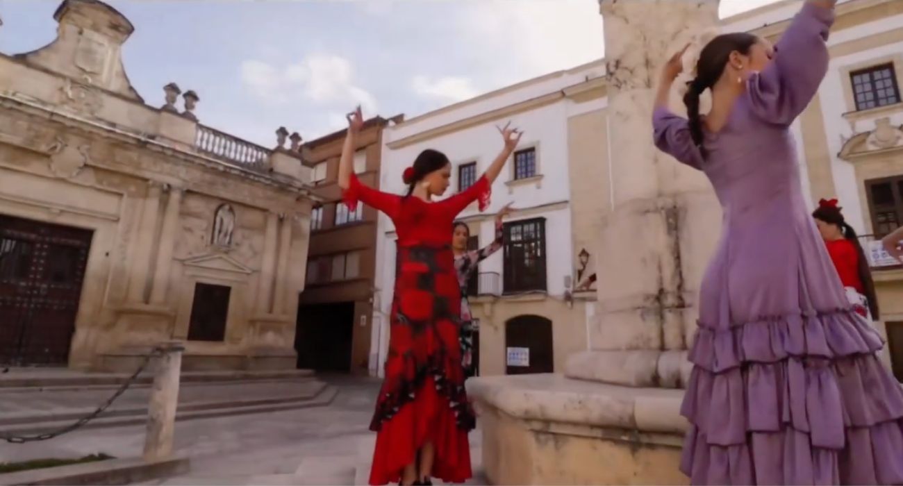 Varias jóvenes bailando en Jerez por sevillanas en la plaza de la Asunción.