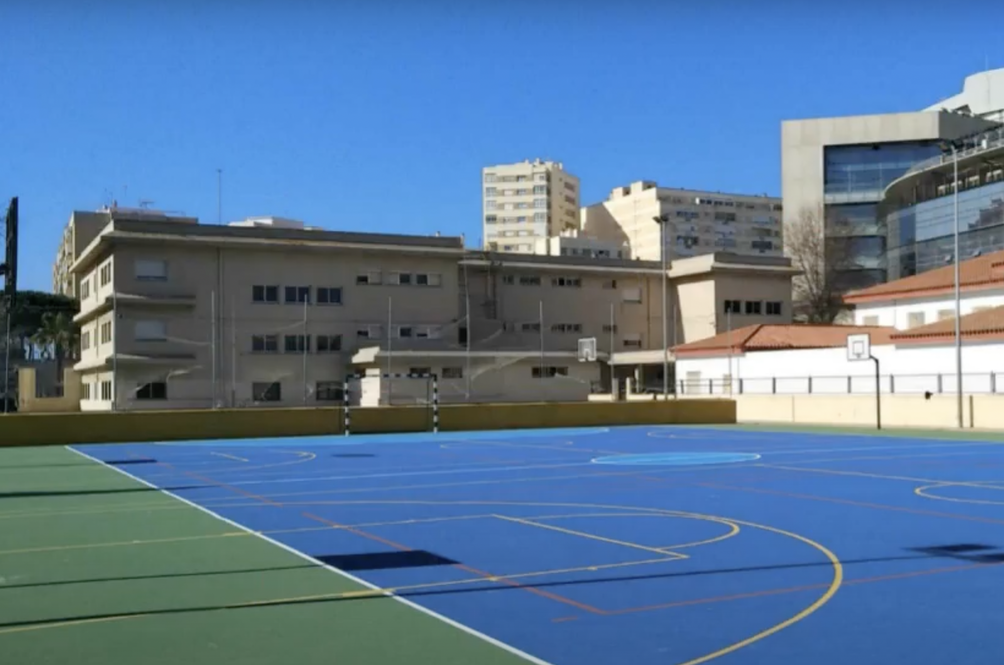 Patio de deportes del CEIP Tierno Galván de Cádiz. 