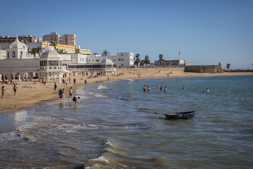 La playa de La Caleta de Cádiz recupera la bandera azul.