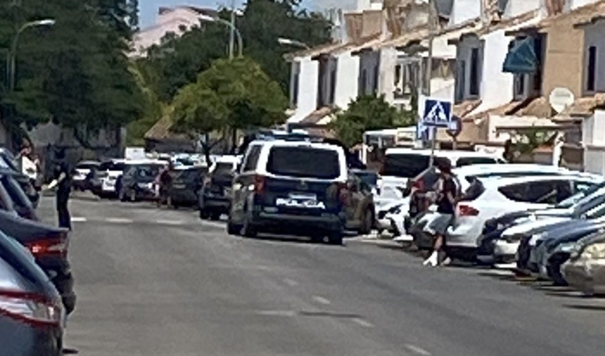 Policía en la zona, tras los disparos contra un coche en Montealegre, en Jerez, justo antes de salir los niños del colegio. FOTO: LAVOZDELSUR.ES