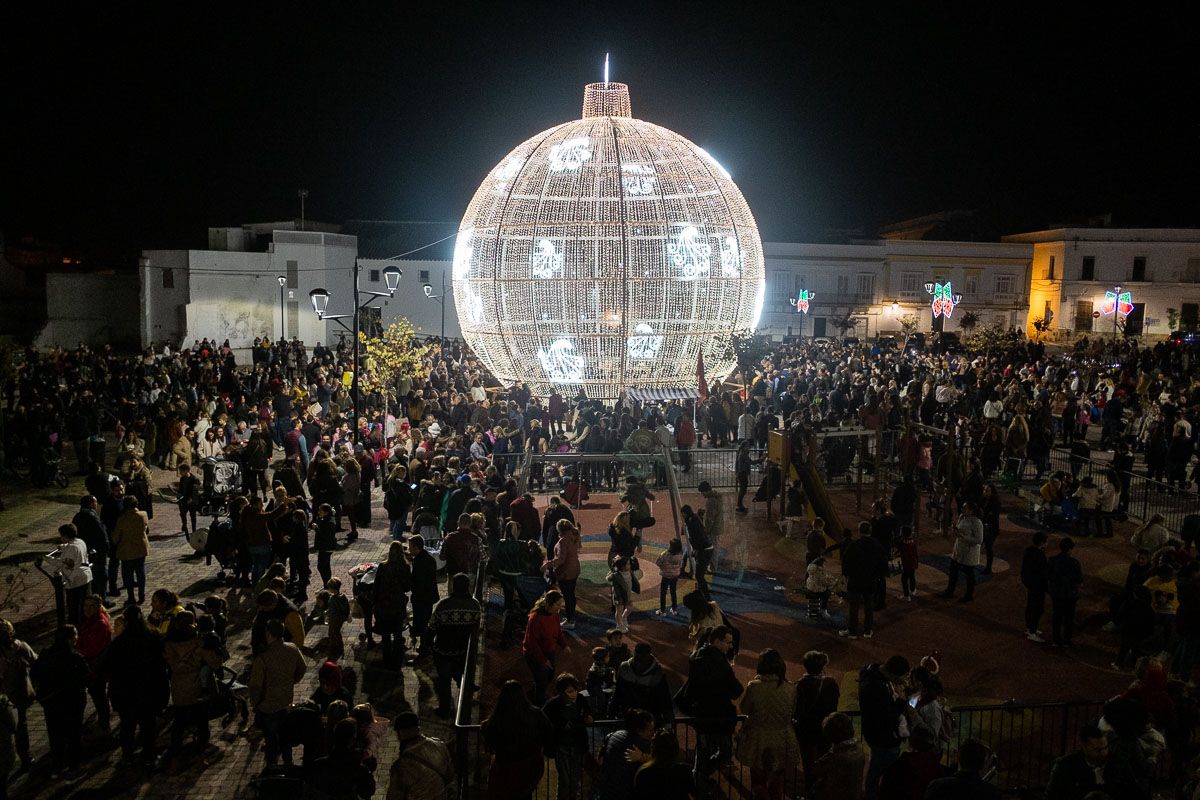 La bola de la plaza Belén, encendida por Navidad, en una pasada Navidad.