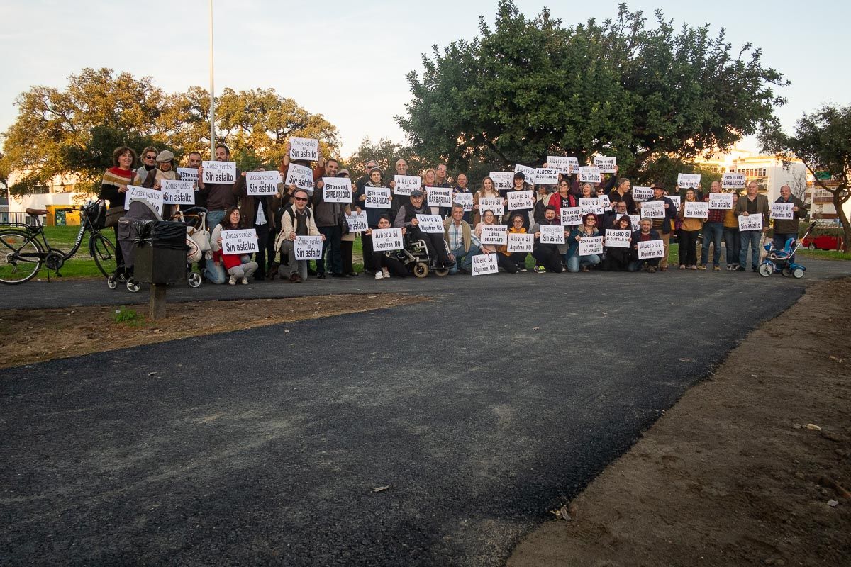 Un grupo de personas, convocadas por Ecologistas en Acción, protestan contra el asfalto en el parque autóctono de Jerez. FOTO: MANU GARCÍA