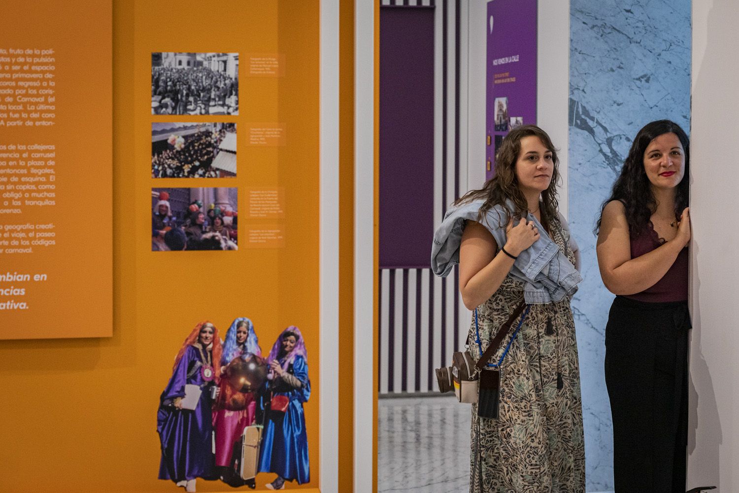 Visitantes en la Casa del Carnaval que acogerá la muestra desde este viernes.  GERMÁN MESA