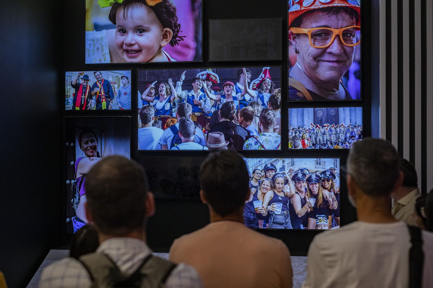 Varios visitantes observan una de las áreas de la exposición permanente en la jornada de inauguración.   GERMÁN MESA