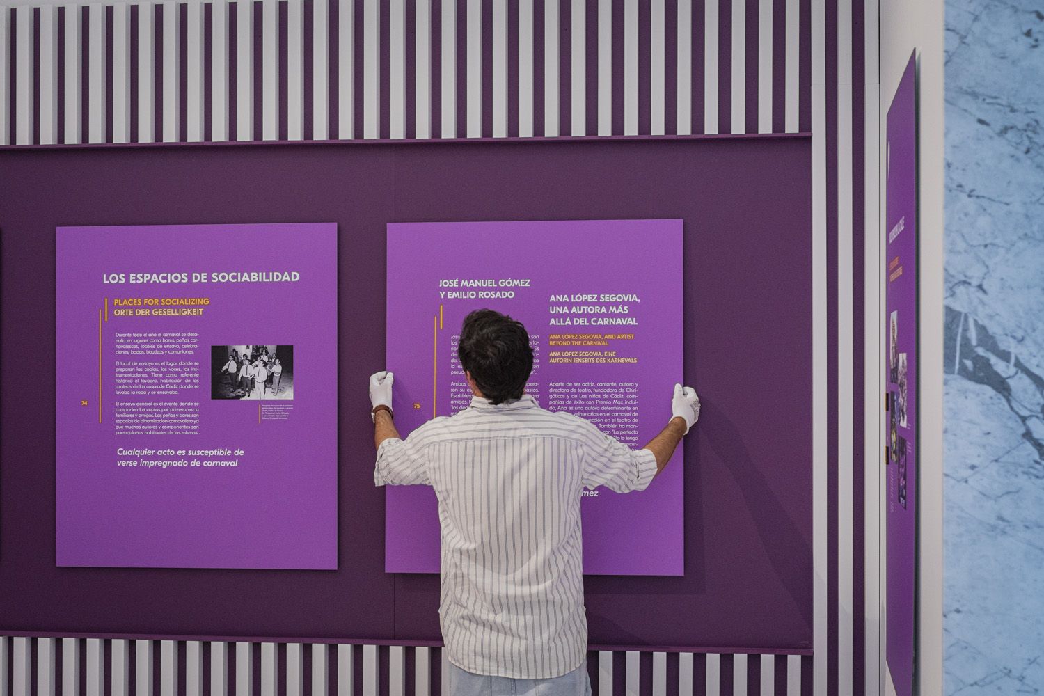 Un operario coloca paneles en las jornadas de inauguración, el pasado mes de mayo.