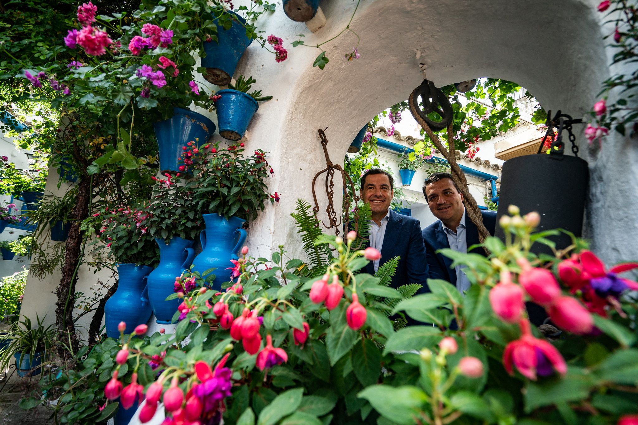 Andalucía va bien, España no tanto. Juanma Moreno, presidente de la Junta, junto al alcalde de Córdoba, José María Bellido, esta semana en los patios de Córdoba.