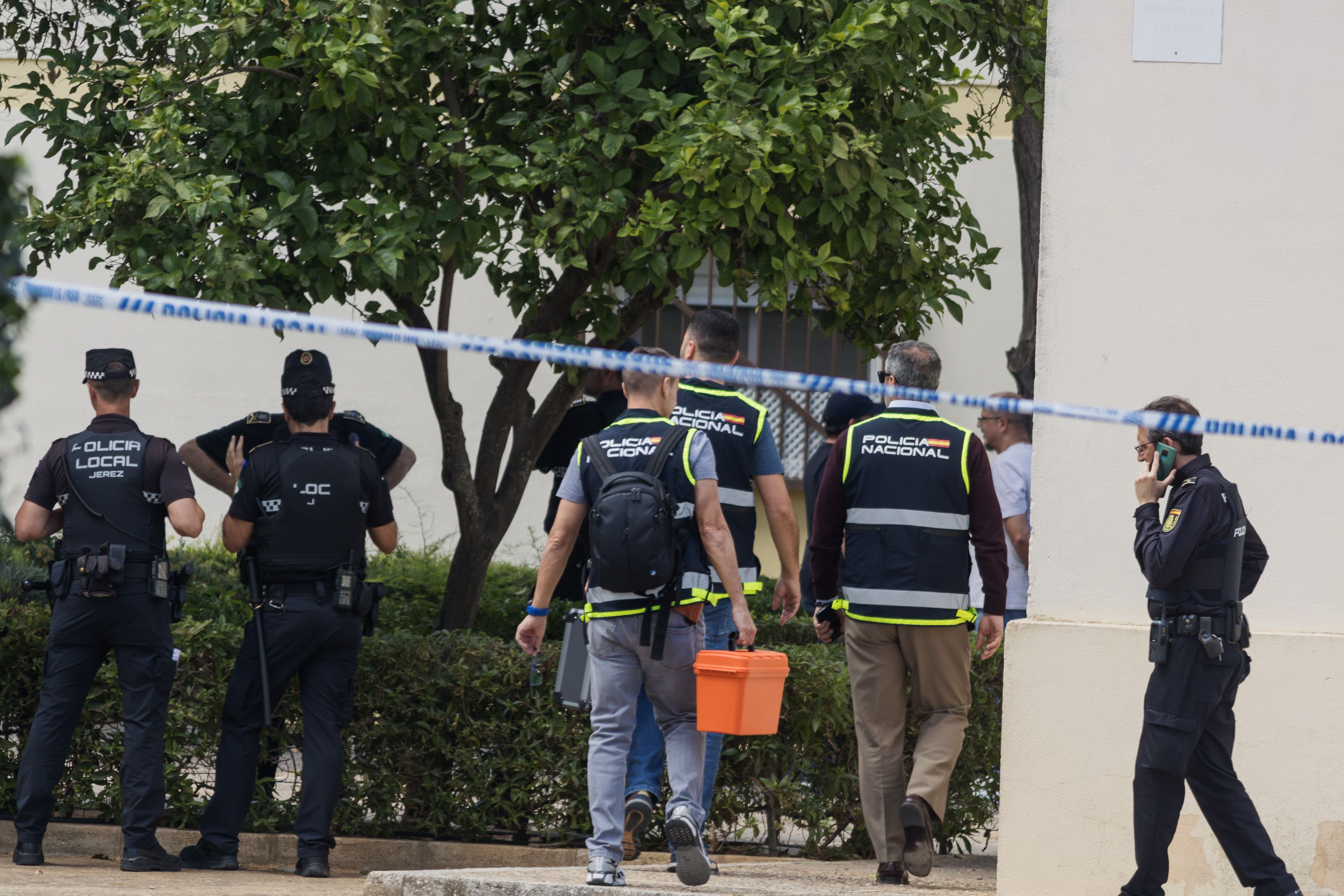 La Policía Científica inspecciona la zona de los disparos en la calle Menorca de Montealegre, este pasado jueves.