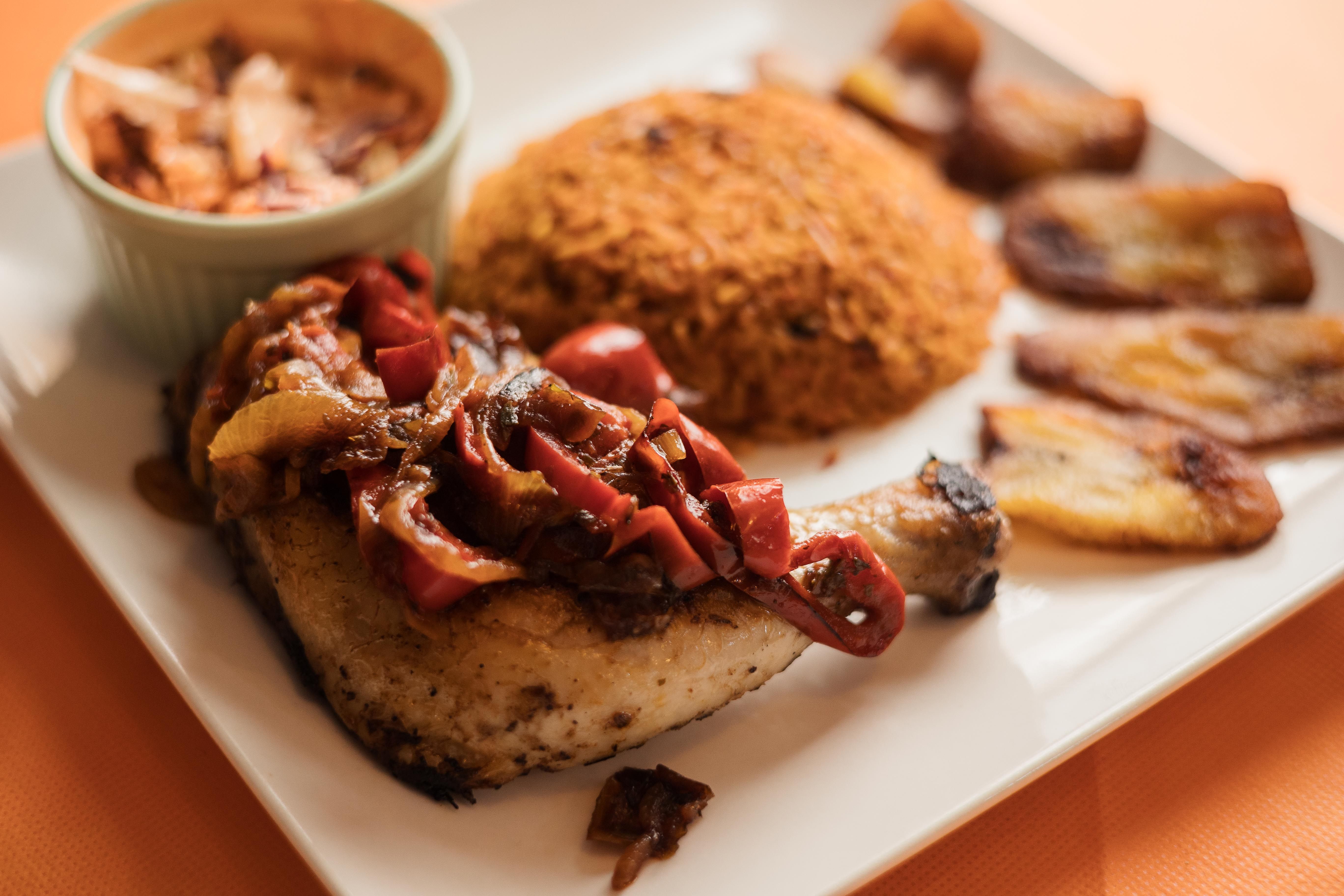 Plato de arroz Jollof. 