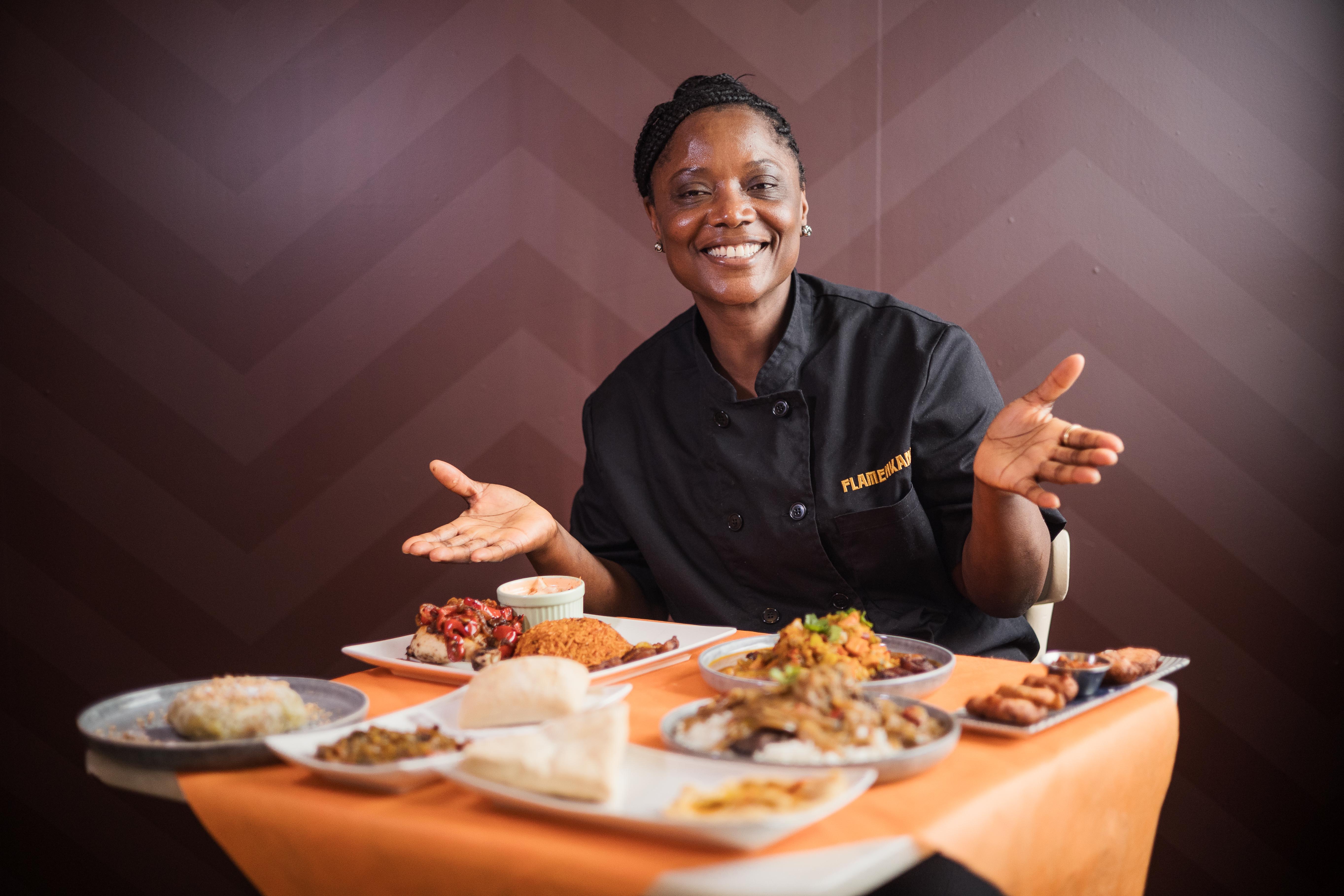 La nigeriana con los platos de comida. 