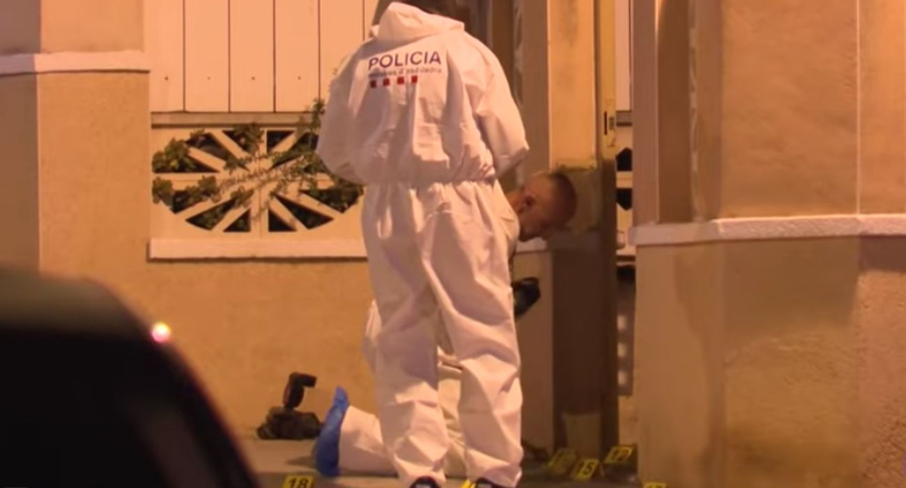 Responsables de la investigación, analizando los disparos del tiroteo.   RTVE