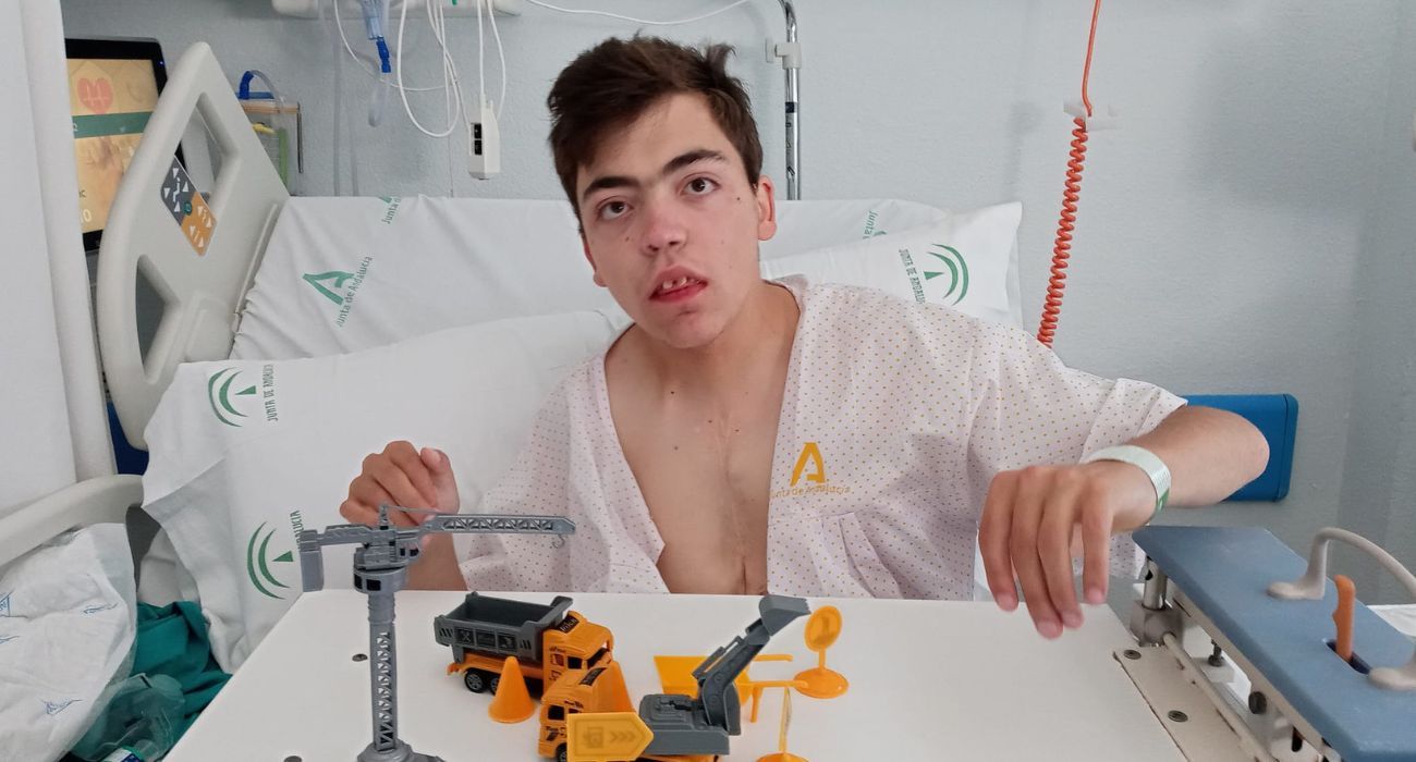 El joven Marcos Carribero, tras ser intervenido de su operación número 51. 