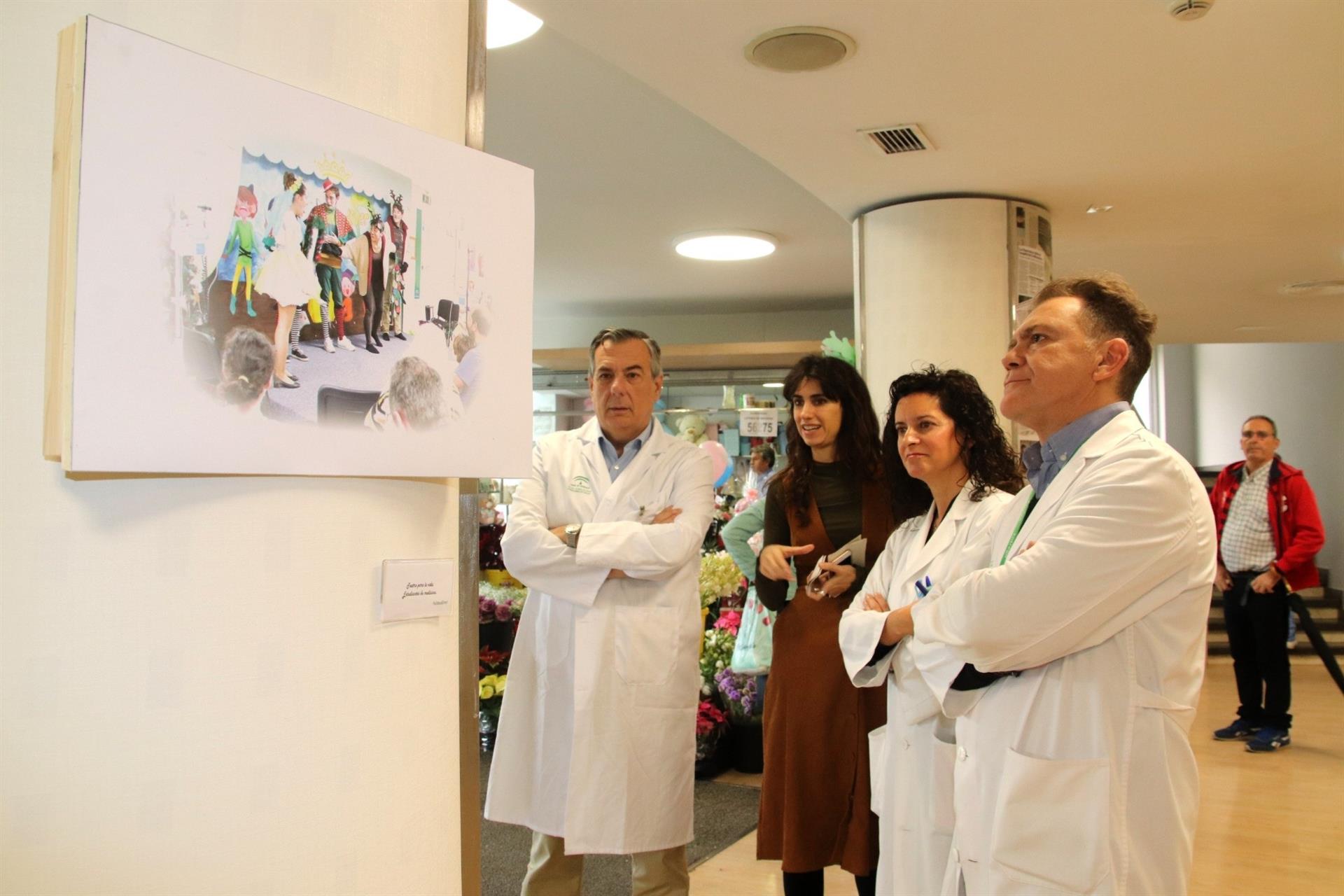 Una de las obras de la exposición que alberga el Hospital Virgen Macarena.