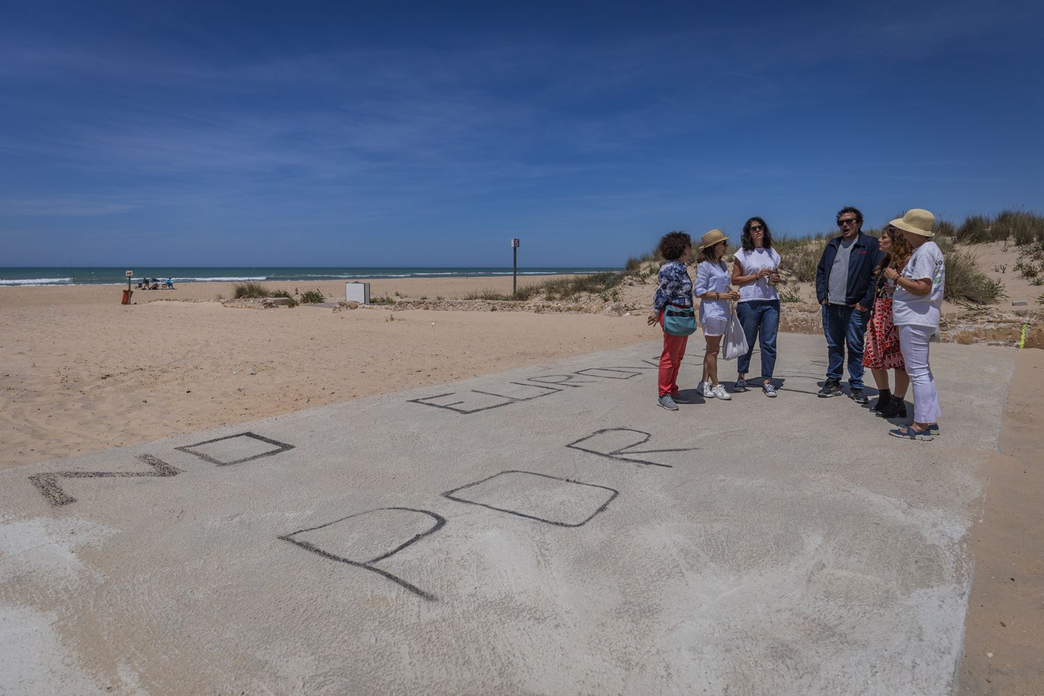 Zona con cemento en el sistema dunar de Cortadura, donde ha tenido lugar la comparecencia del alcalde de Cádiz y de la representante de Agaden-Ecologistas en Acción.