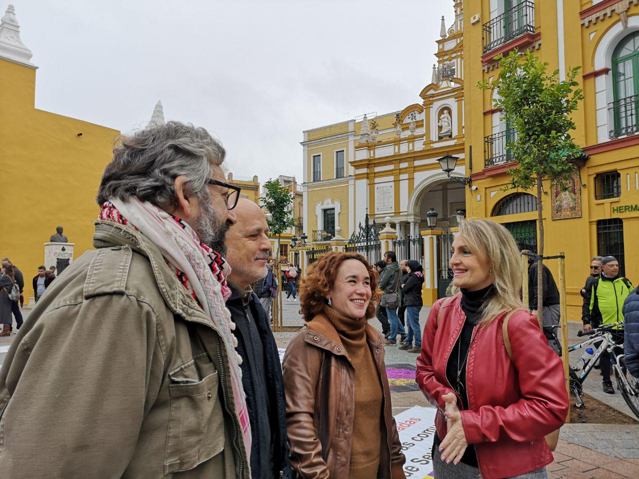 Un momento de la concentración en la Macarena. con ediles de Adelante Sevilla.