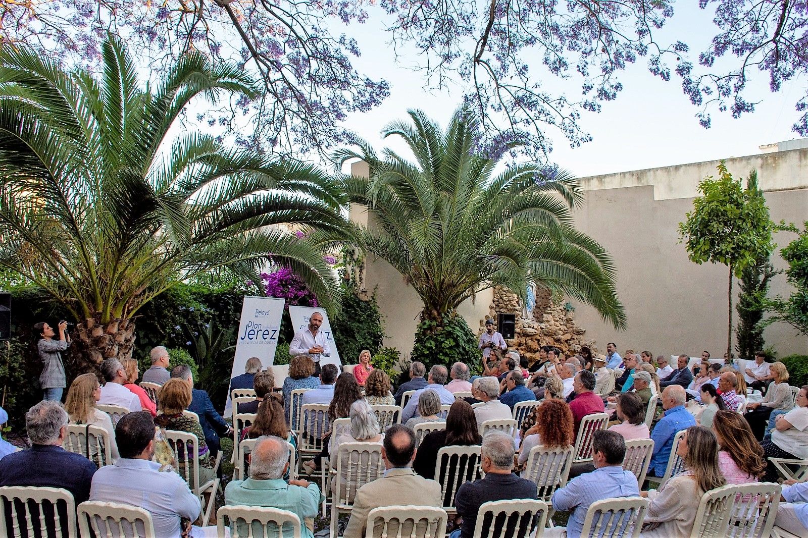 Un momento del encuentro cultural protagonizado por la candidata del PP a la Alcaldía de Jerez, María José García-Pelayo, este pasado jueves.