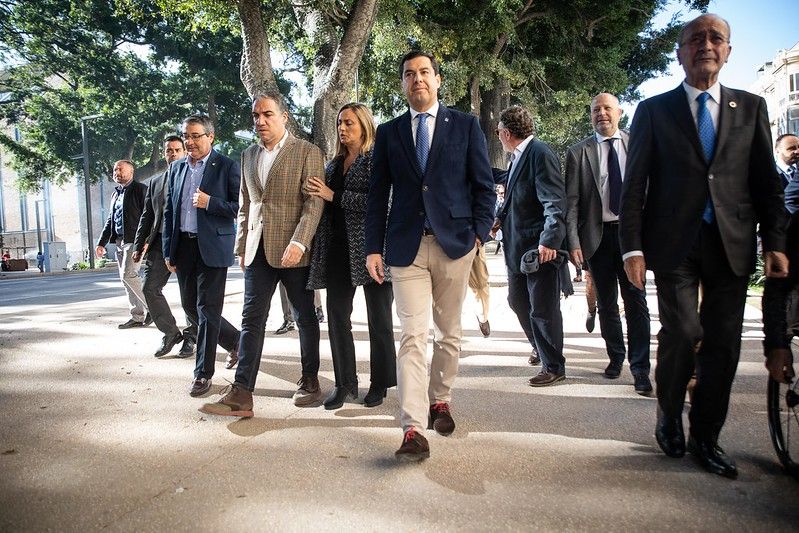 El presidente Juanma Moreno y parte de su equipo en una visita a Málaga hace unos días.