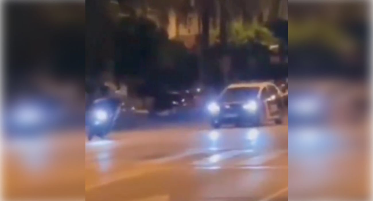 El motorista temerario, delante de la Policía Nacional. El motorista temerario, delante de la Policía Nacional.