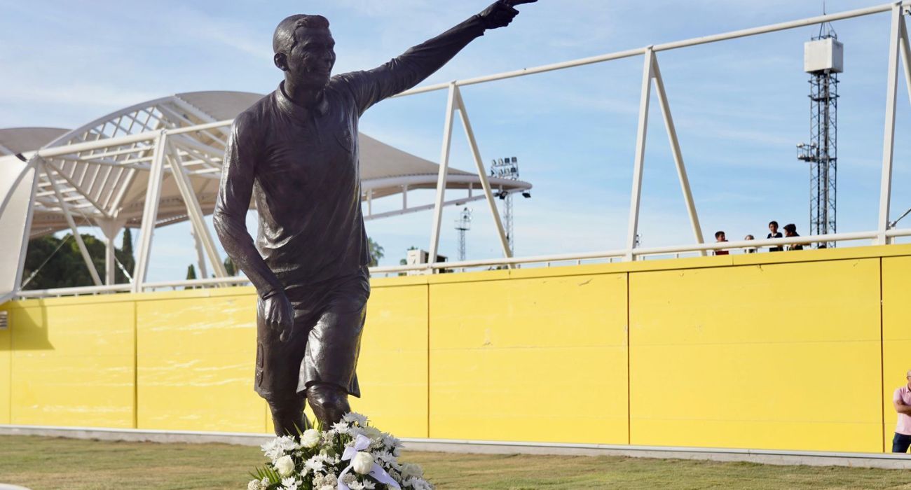 Estatua en homenaje a José Antonio Reyes.   SEVILLAFC